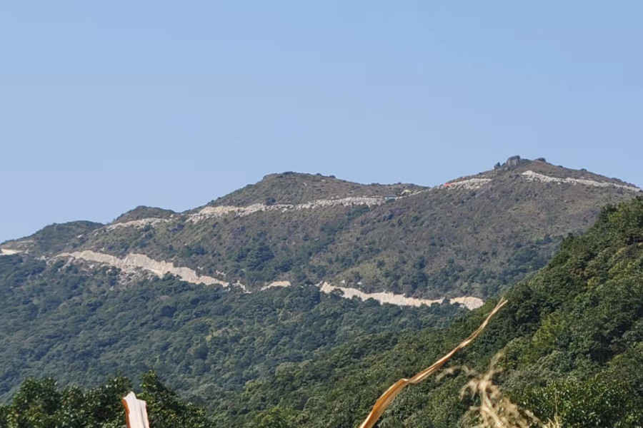 Riding DengFu E55 on a winding bumpy gravel mountain road-02