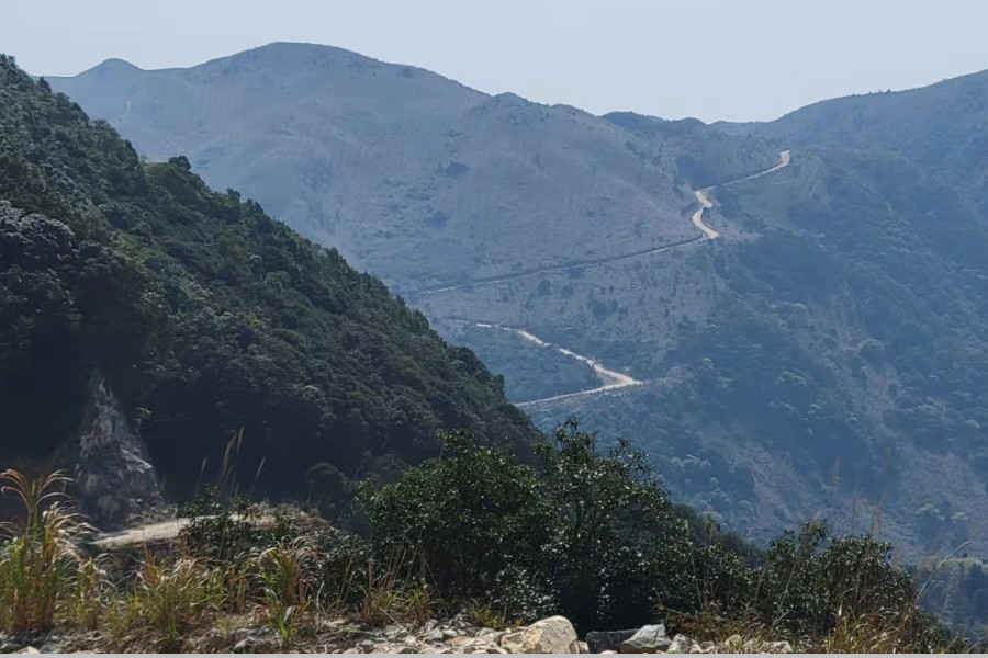 Riding DengFu E55 on a winding bumpy gravel mountain road-03