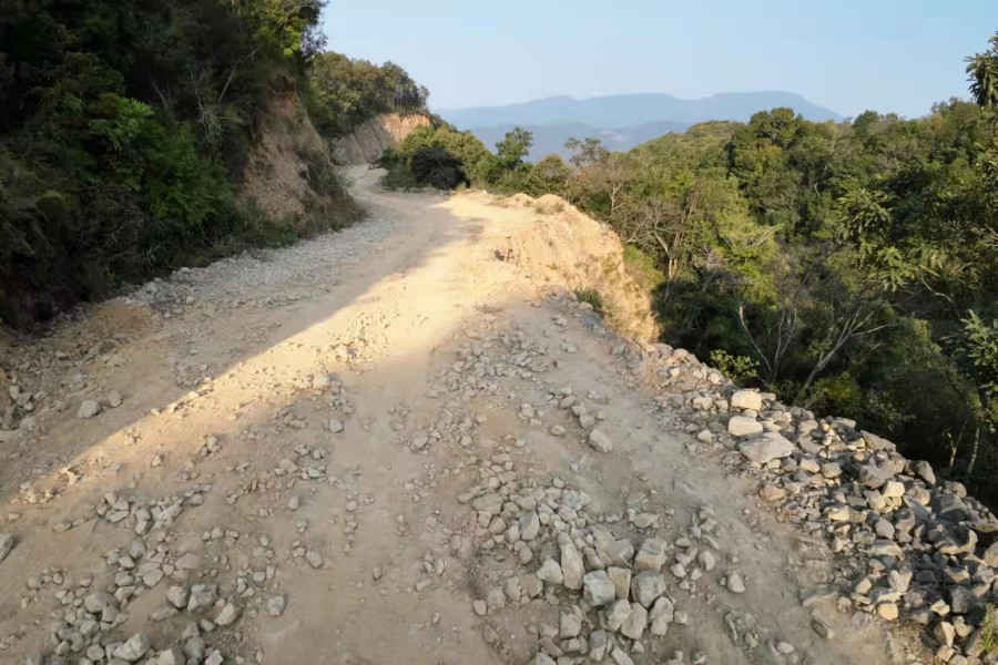 Riding DengFu E55 on a winding bumpy gravel mountain road-05