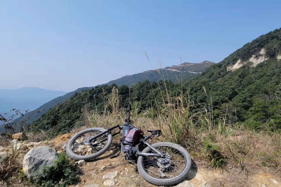 Riding DengFu E55 on a winding bumpy gravel mountain road-08